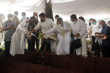 Pelayat Terus Berdatangan...