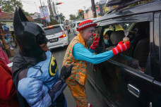 Badut Berbagi Takjil...