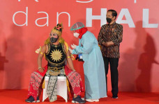Jokowi Tinjau Vaksinasi...