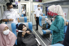 Kenakan Kebaya, Petugas...