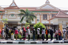 Antrean Panjang Warga...