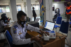 Cegah Pemudik, Petugas...