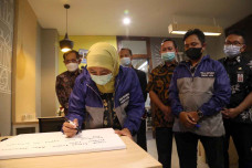 Gubernur Khofifah Resmikan...