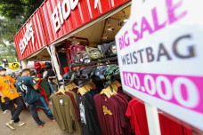 Berburu Pakaian Diskon...