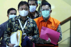 KPK Tahan Eks Pejabat...