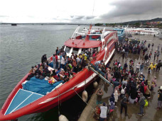 Pemudik Padati Pelabuhan...