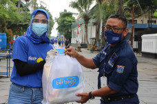 Tiket.com Bagikan Paket...