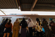 Pembatasan Jam Operasional...