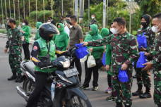 Bagikan 1500 Takjil,...