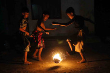 Tradisi Bermain Sepakbola...