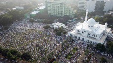 Ribuan Umat Muslim Laksanakan...