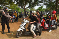Polisi Bubarkan Kerumunan...