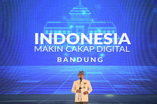 Ridwan Kamil Hadiri...
