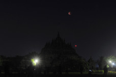 Menikmati Gerhana Bulan...