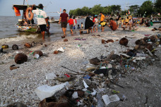 Miris, Sampah Berserakan...