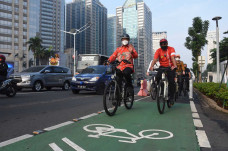 Gowes Pakai Batik, Begini...