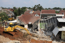 Alat Berat Diterjunkan...