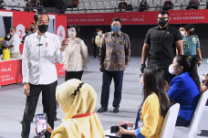 Presiden Jokowi Tinjau...