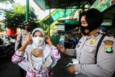 Polisi Grebek Pasar...