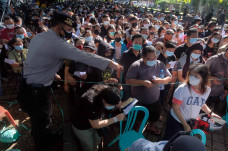 Membludak, Polisi Tertibkan...