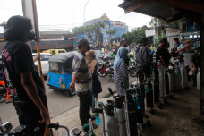Stok Kian Menipis, Warga...