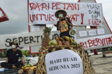 Aksi Peringati Hari...
