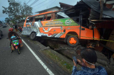 Truk Tabrak Rumah dan...