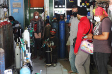 Antrean Warga Saat Mengisi...