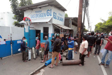 Potret Antrean Warga...