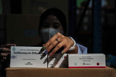 Pemerintah Bagikan Obat...