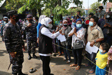 Ribuan Orang Serbu Vaksin...