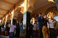 Warga Pesisir Sidoarjo...