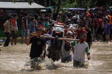 Banjir Genangi Jalan...