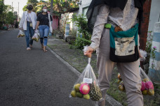 Aksi Berbagi Buah untuk...