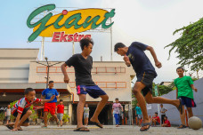 Karyawan Giant Dapat...