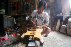 Melihat Bengkel Gitar...
