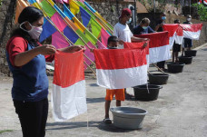 Mencuci Bendera Merah...