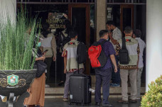 KPK Geledah Rumah Dinas...