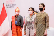 Kenakan Pakaian Adat,...
