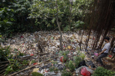 Lautan Sampah di Aliran...