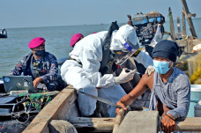 Hingga Tengah Laut,...