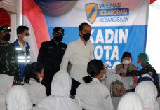 Presiden Meninjau Vaksinasi...