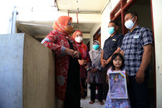 Susuri Gang Sempit,...