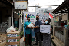 MNC Peduli Bagikan Sembako...