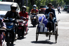 Kayuh Becak, Mahasiswa...