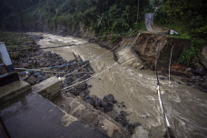 Jembatan Terputus Diterjang...