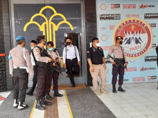 Polisi Bersenjata Lengkap...