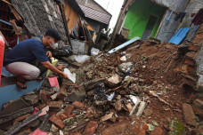 Rumah Roboh Akibat Angin...