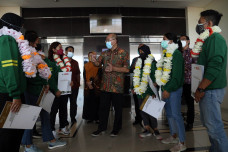 Sembilan Mahasiswa UMSurabaya...
