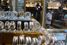 Harga Emas Turun Tajam